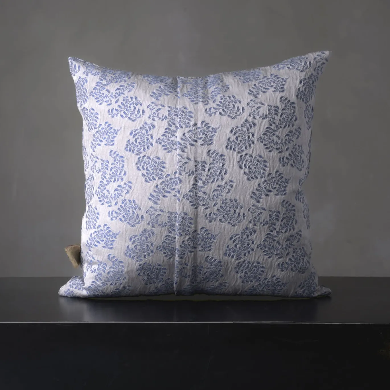 Cuscino quadrato Murcia in jacquard floreale argentato e blu
