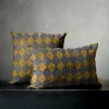 Cuscino quadrato Pungitopo in velluto blu e giallo con motivo a diamante