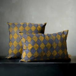 Cuscino quadrato Pungitopo in velluto blu e giallo con motivo a diamante