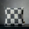 Cuscino quadrato Ronce a scacchi bianchi e neri in mohair