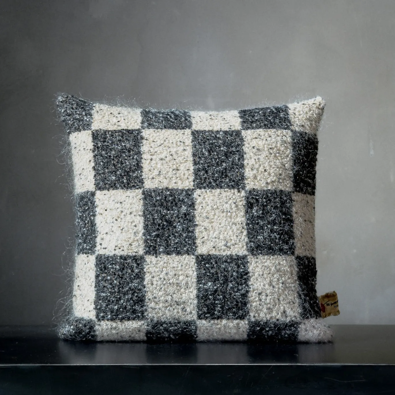 Cuscino quadrato Ronce a scacchi bianchi e neri in mohair