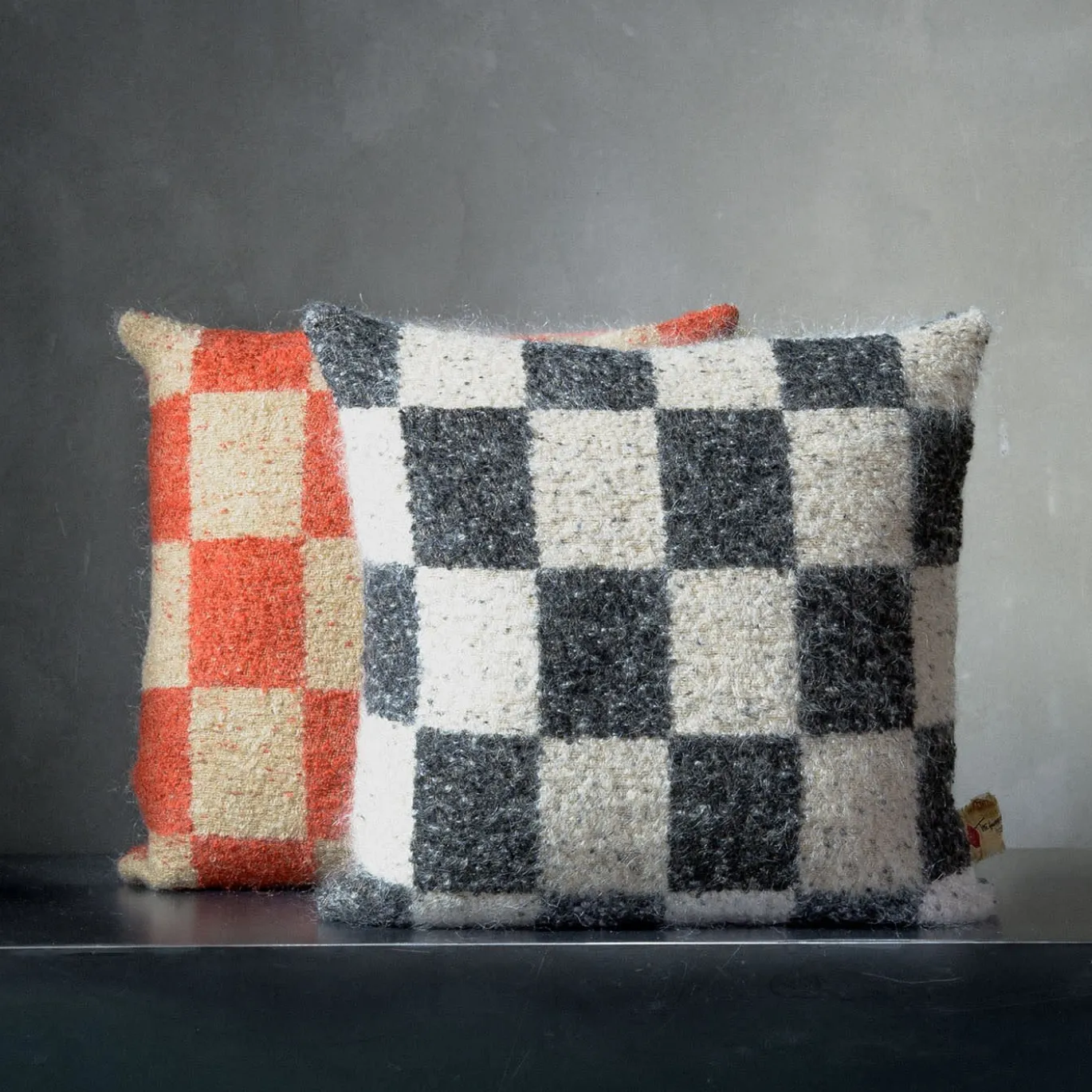Cuscino quadrato Ronce a scacchi bianchi e neri in mohair