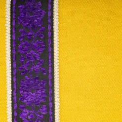 Cuscino quadrato Superior in cotone con righe gialle e viola e ricamo