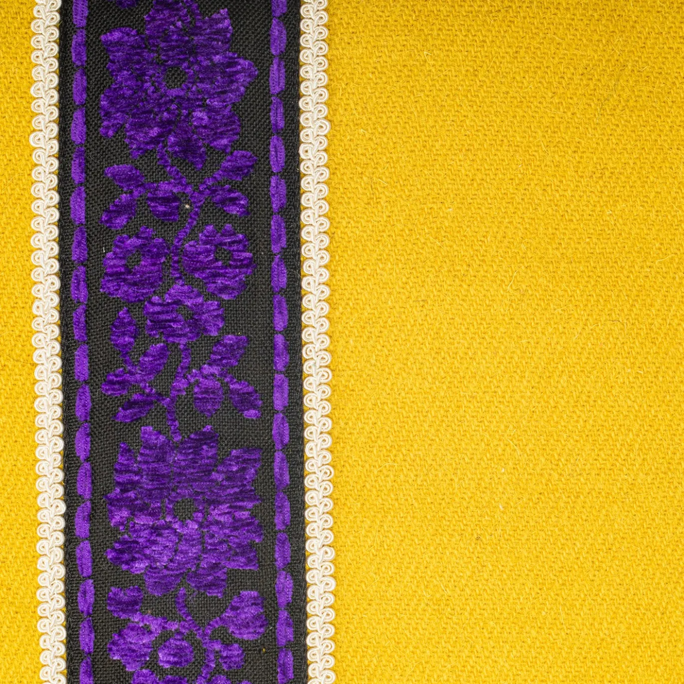 Cuscino quadrato Superior in cotone con righe gialle e viola e ricamo