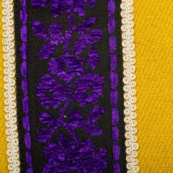 Cuscino quadrato Superior in cotone con righe gialle e viola e ricamo