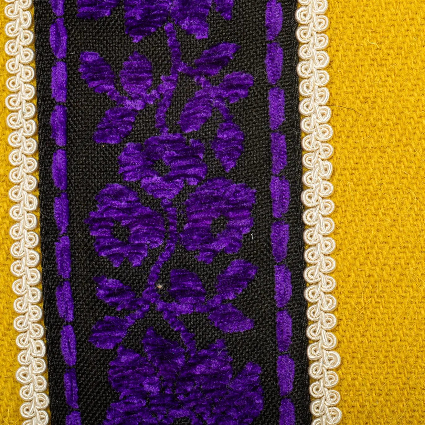 Cuscino quadrato Superior in cotone con righe gialle e viola e ricamo