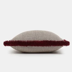 Cuscino rettangolare beige con frange bordeaux