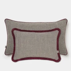 Cuscino rettangolare beige con frange bordeaux
