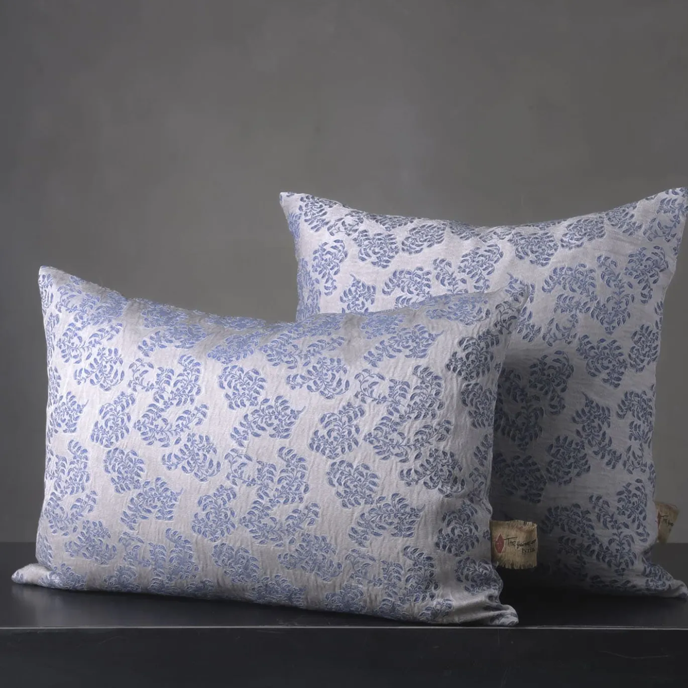 Cuscino rettangolare in jacquard blu e argentato con motivo floreale Murcia