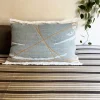 Cuscino Reverso con frange double-face in mousse di moka e blu