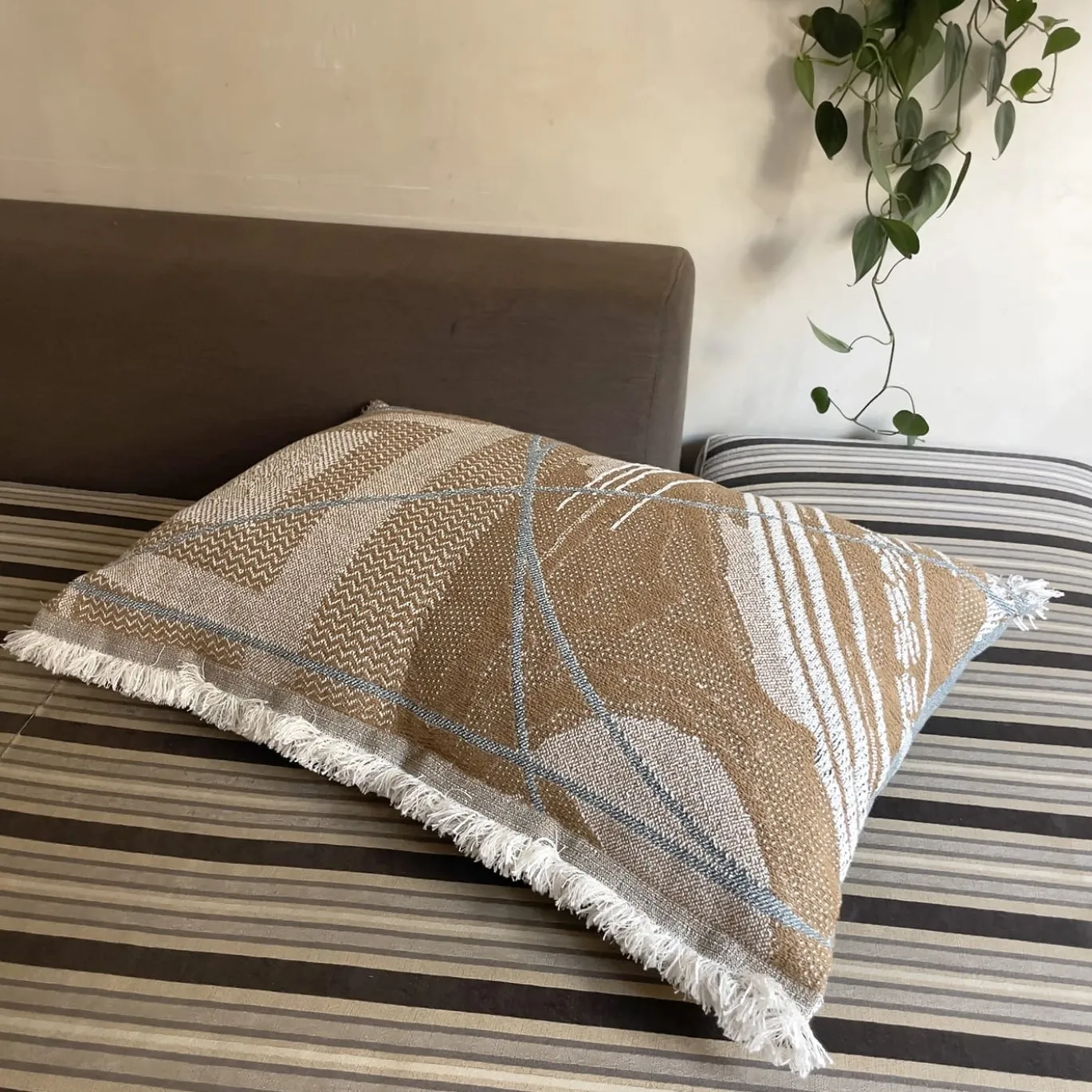 Cuscino Reverso con frange double-face in mousse di moka e blu