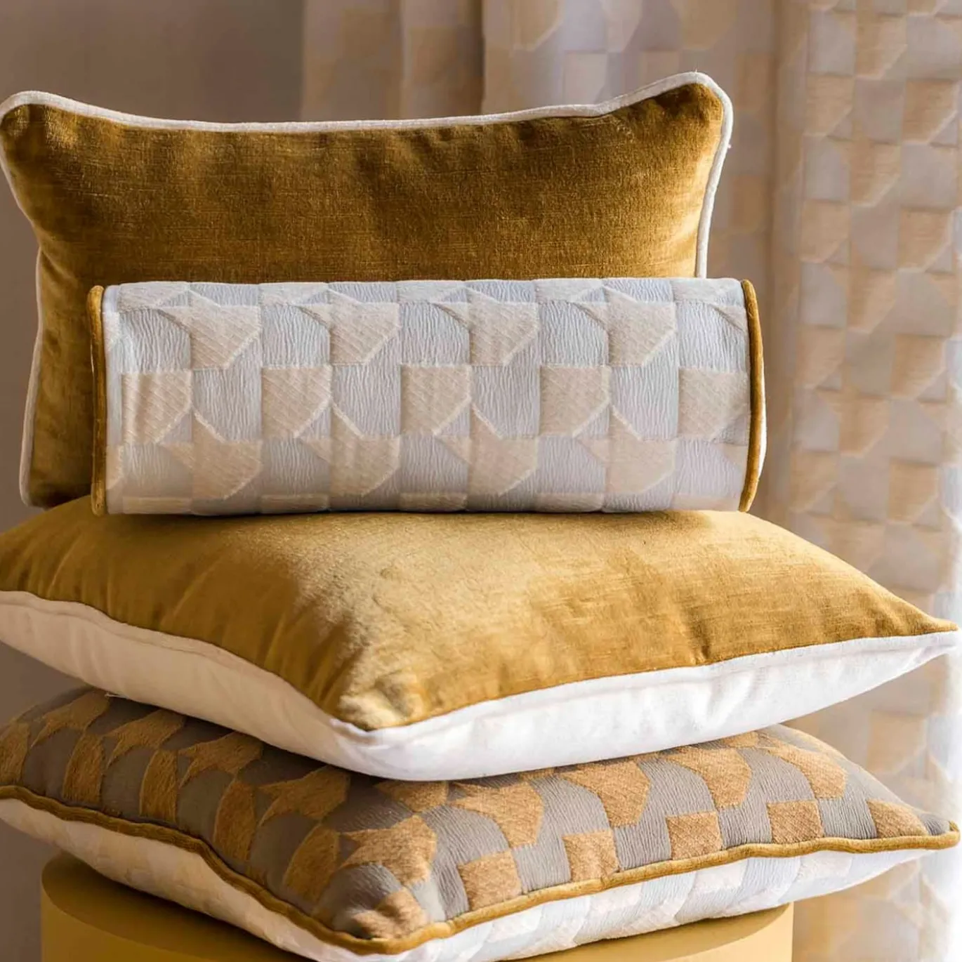 Cuscino Roll Rullo in tessuto jacquard Pied-De-Poule