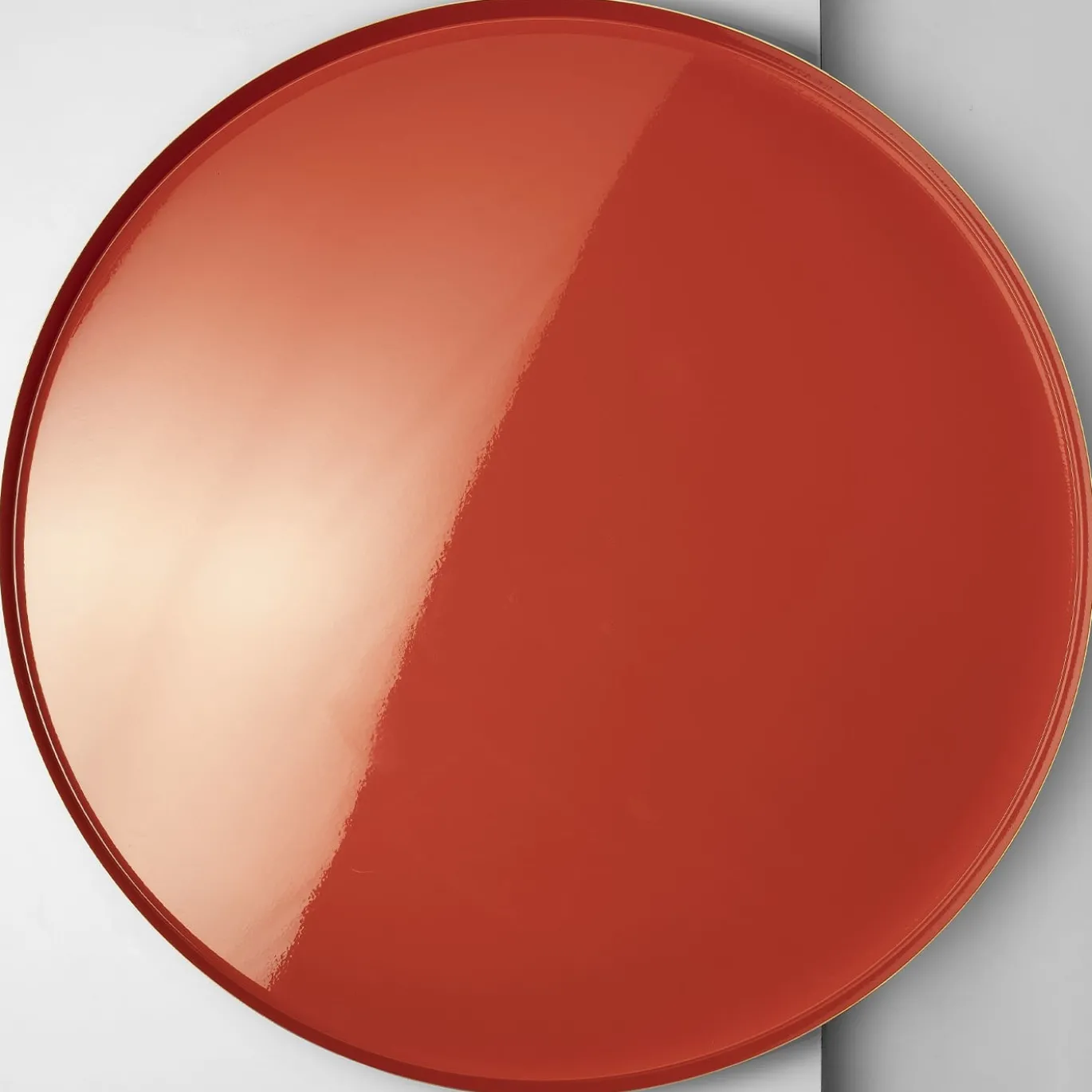Dati Un tavolino rosso