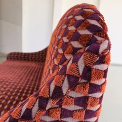 Divanetto Elisabetta in velluto con motivo geometrico di Davide Barzaghi