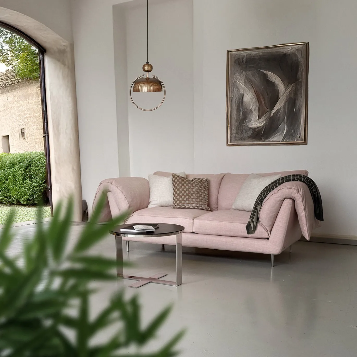 Divano a 2.5 posti Casquet Rosa Ortensia di DDP Studio
