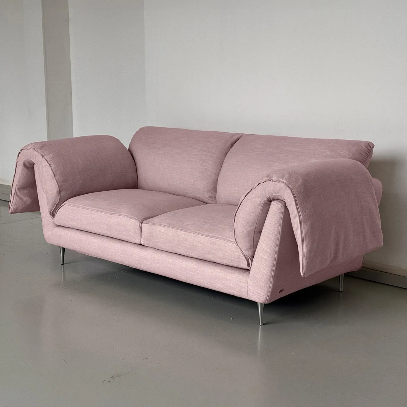Divano a 2.5 posti Casquet Rosa Ortensia di DDP Studio
