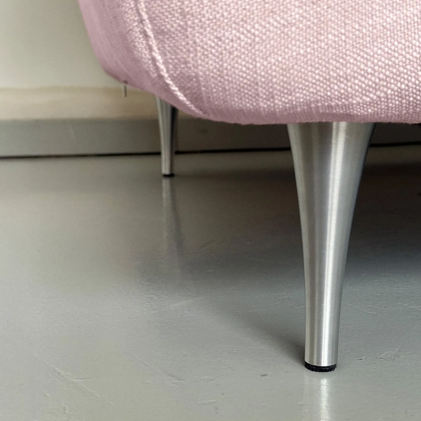 Divano a 2.5 posti Casquet Rosa Ortensia di DDP Studio