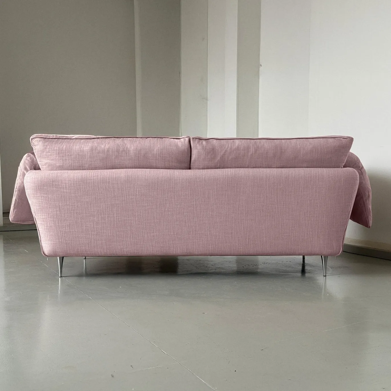 Divano a 2.5 posti Casquet Rosa Ortensia di DDP Studio