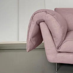 Divano a 2.5 posti Casquet Rosa Ortensia di DDP Studio