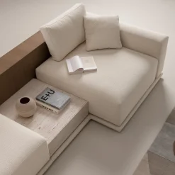 Divano Azaru Bianco con Inserti in Rovere e Travertino