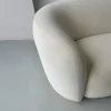 Divano curvo Luca in velluto bianco di Davide Barzaghi