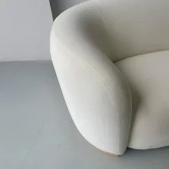 Divano curvo Luca in velluto bianco di Davide Barzaghi