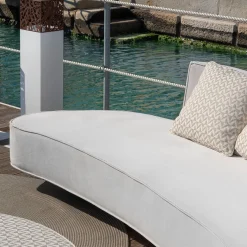 Divano da esterno Cayman Curvo in tessuto bianco con cuscini