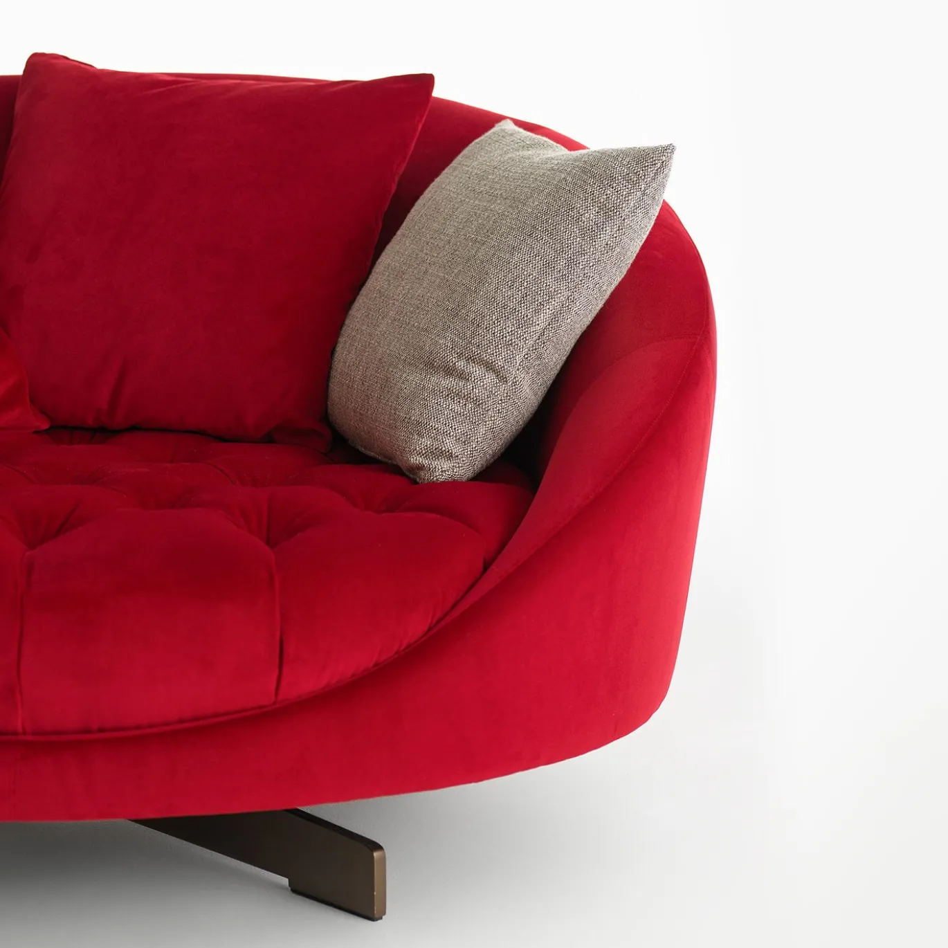 Divano Hill in Velluto Rosso di Studio MA