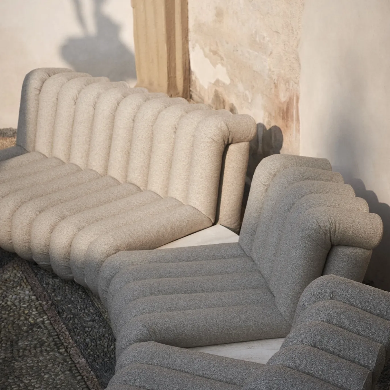 Divano in tessuto beige scanalato Periscopio di Studiopepe