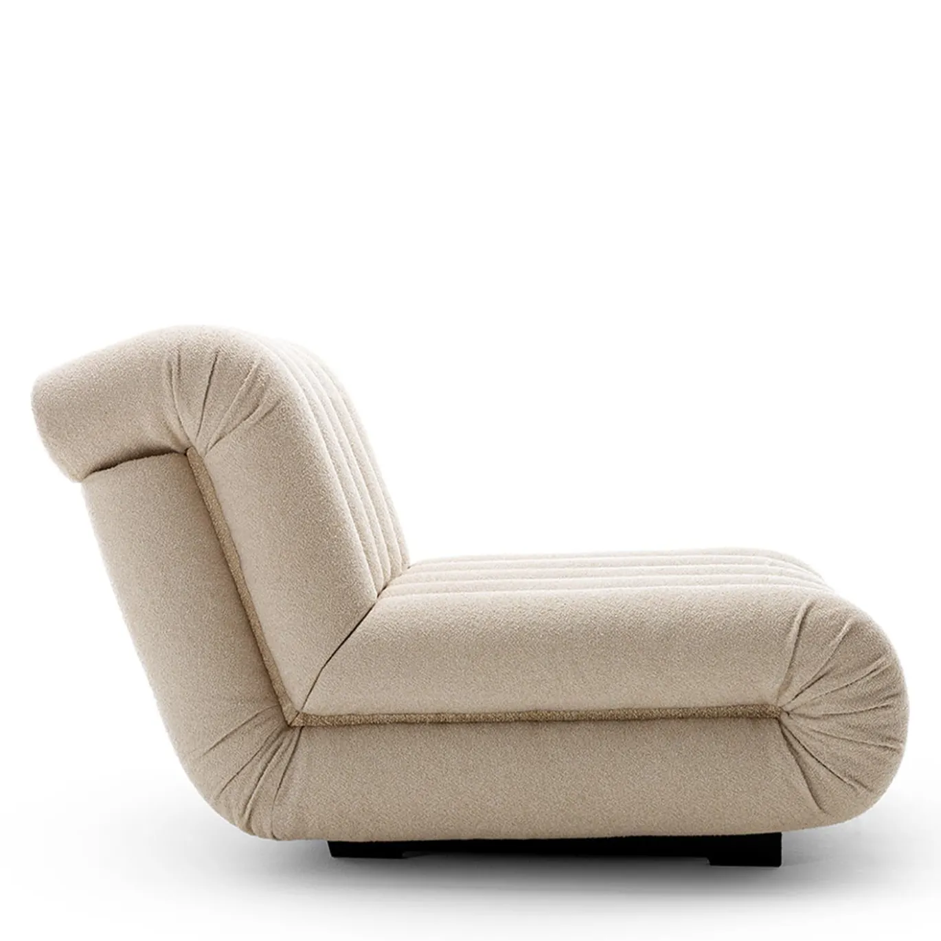Divano in tessuto beige scanalato Periscopio di Studiopepe