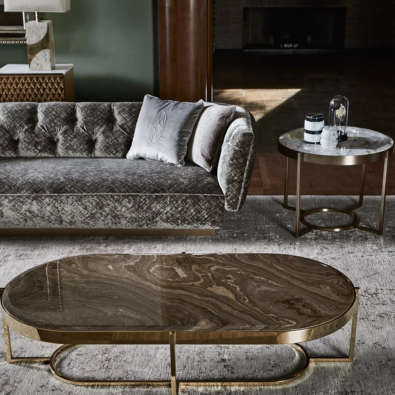 Divano Ivonne in velluto grigio con base in bronzo