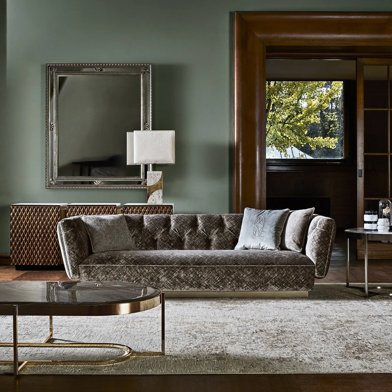 Divano Ivonne in velluto grigio con base in bronzo