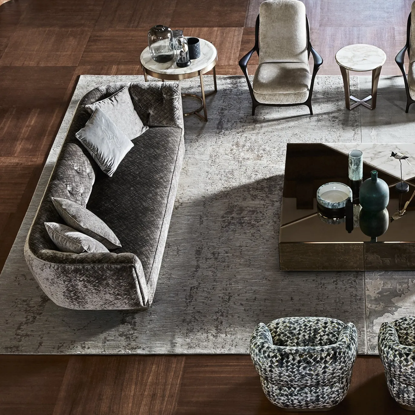 Divano Ivonne in velluto grigio con base in bronzo