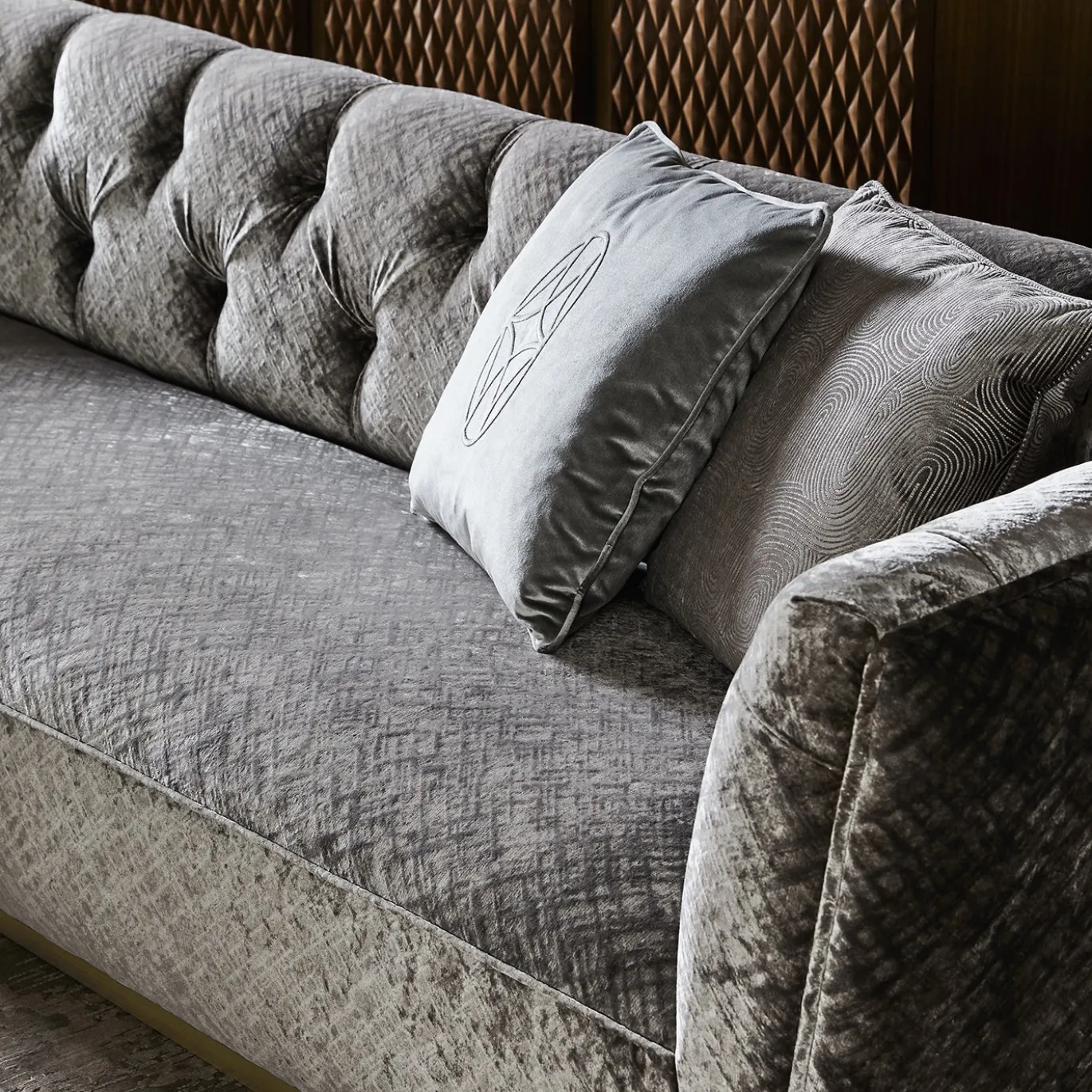 Divano Ivonne in velluto grigio con base in bronzo