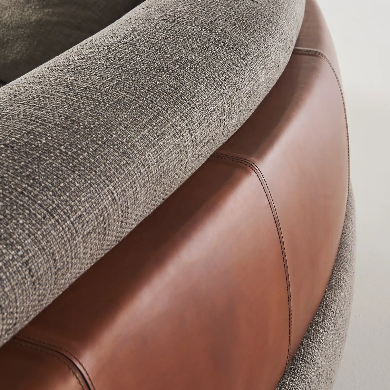 Divano Mistral Curved grigio e rosso