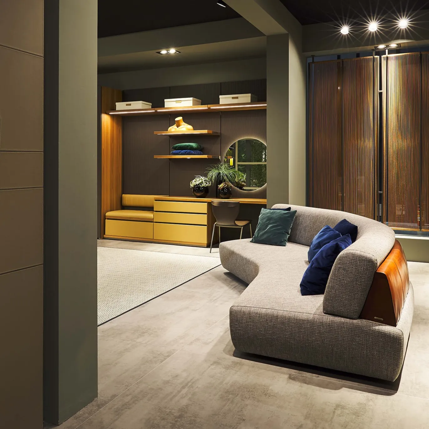 Divano Mistral Curved grigio e rosso
