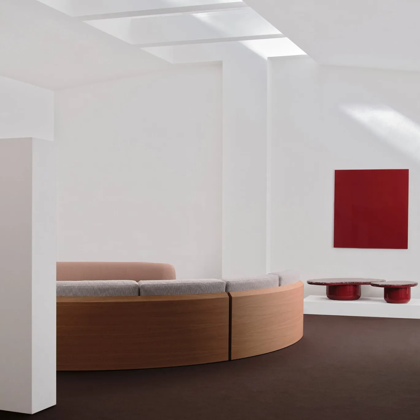 Divano modulare Serra Curved Melange-bianco Bouclè e legno di frassino massello di Artefatto Design Studio
