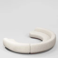 Divano modulare Yamata Curved Pearl Bush bouclé e legno lucido bordeaux di Artefatto Design Studio