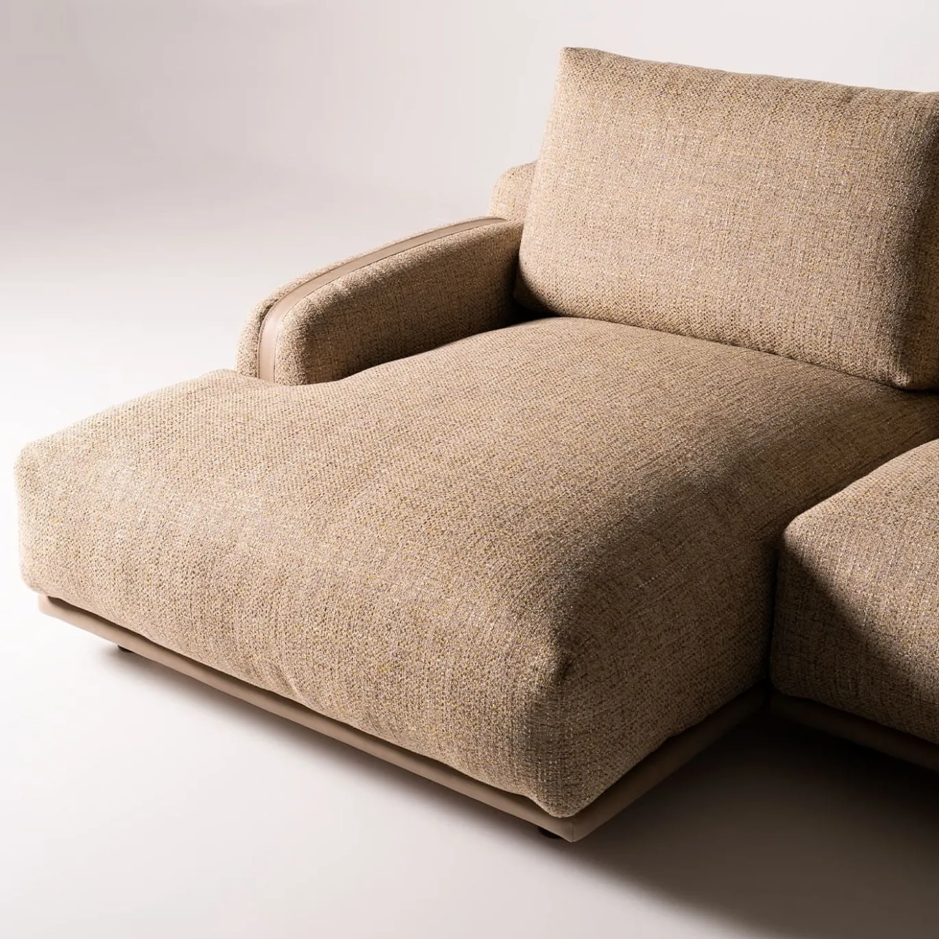 Divano Paloma in Tessuto Beige con Chaise Longue e Lato Libero