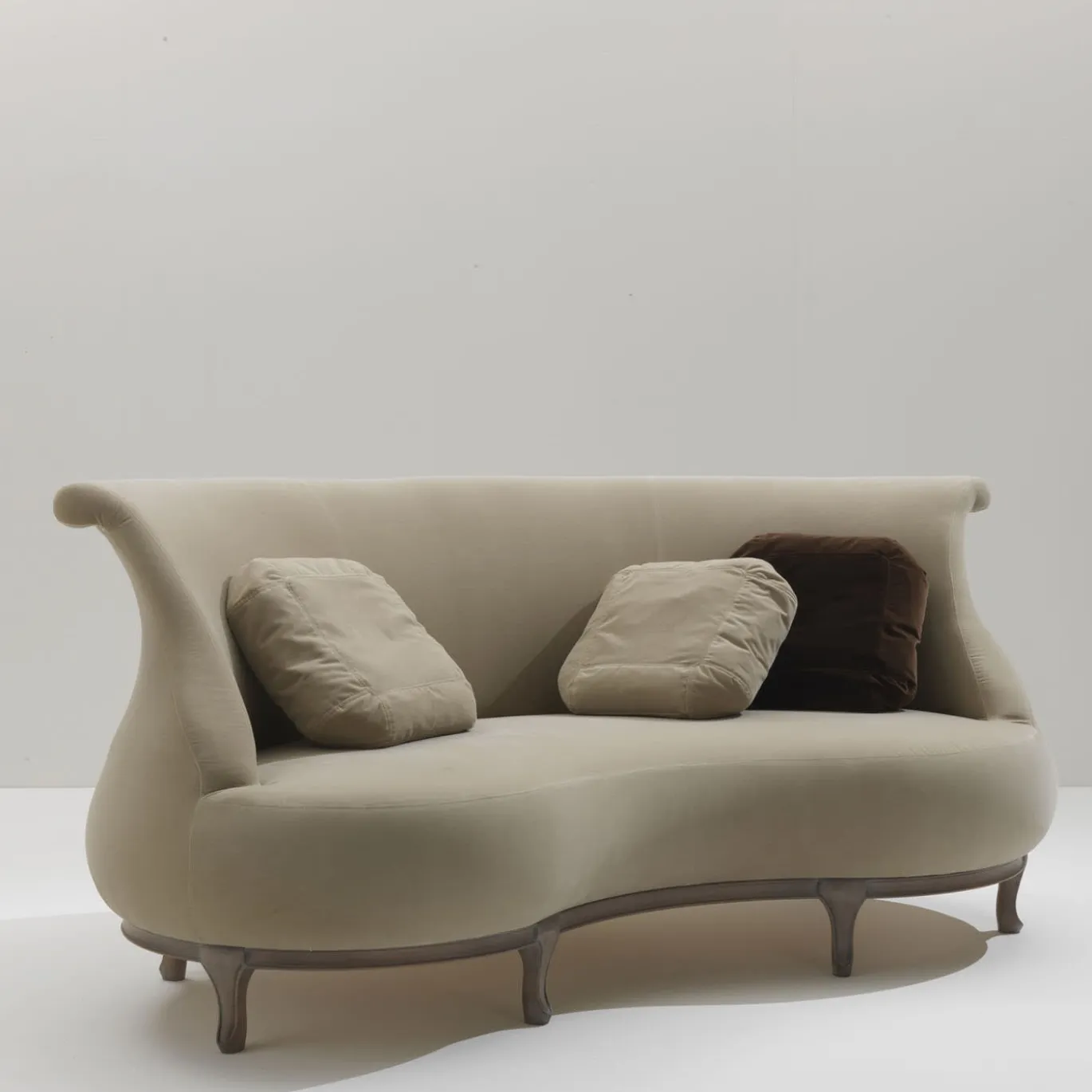 Divano Plump in noce di Nigel Coates