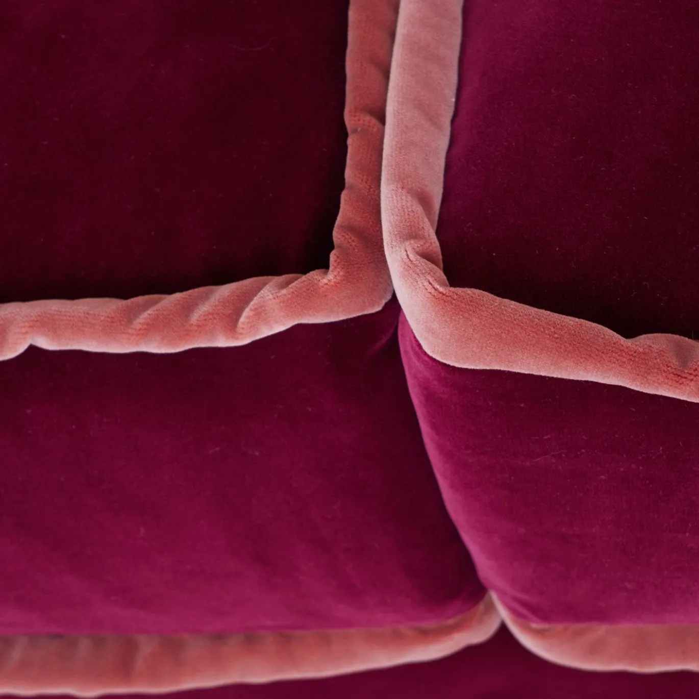 Divano Rafaella in velluto rosso e arancione con 3 posti e 5 cuscini