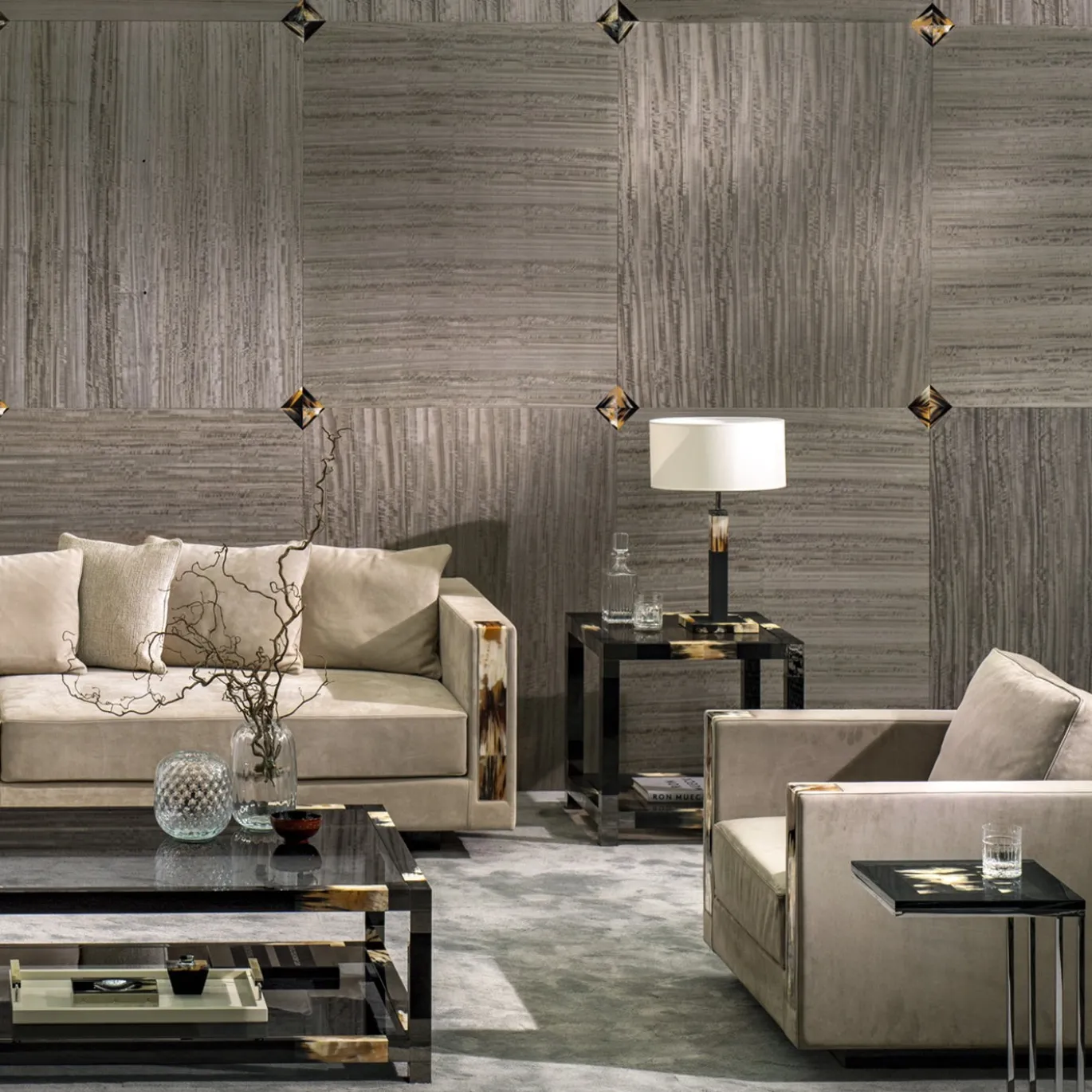 Divano Zeus 4 posti beige con intarsi in corno