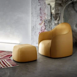 Dolce set di poltrona e pouf senape di Elisa Giovannoni