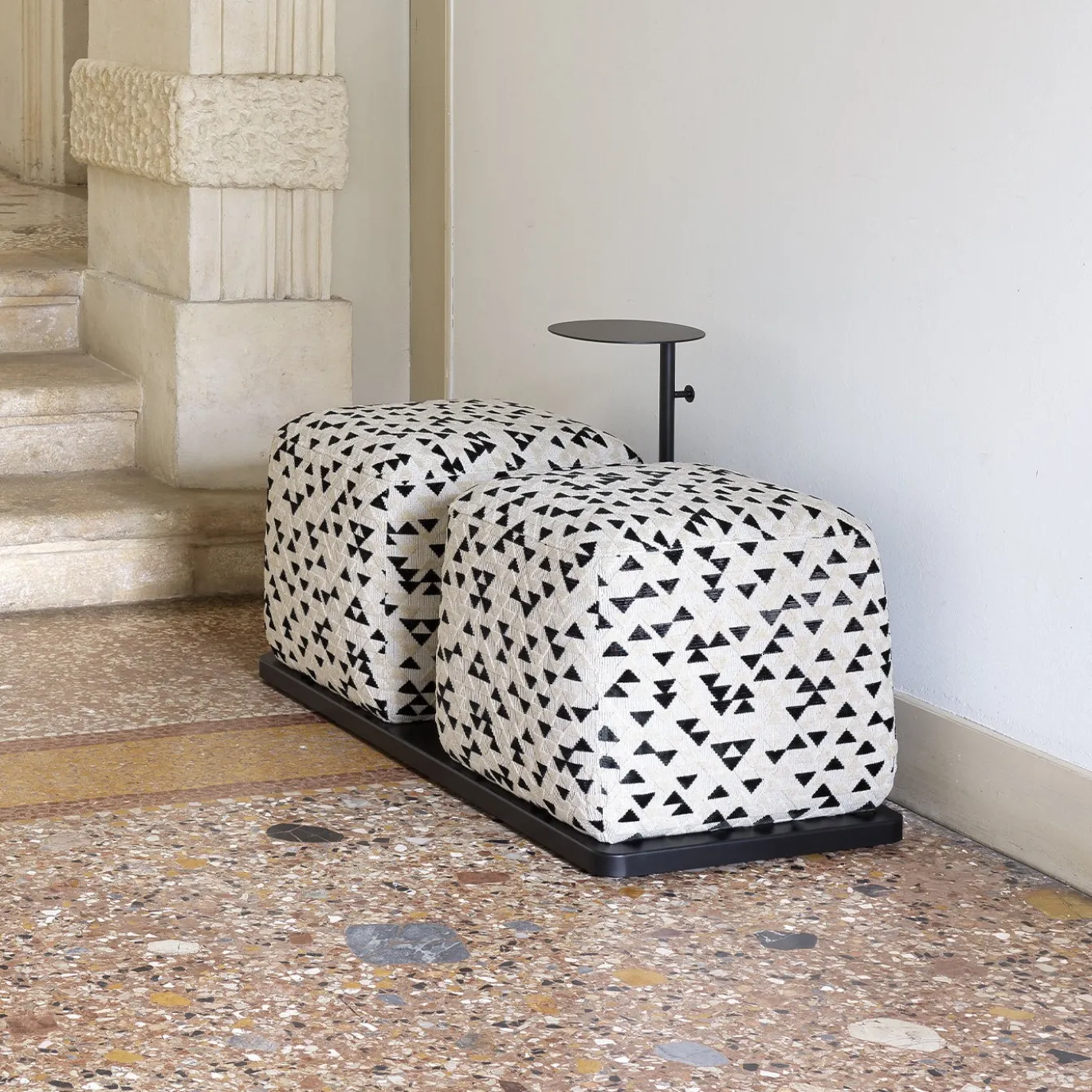 Doppio Pouf bianco e nero Bon Bon con tavolino da caffè