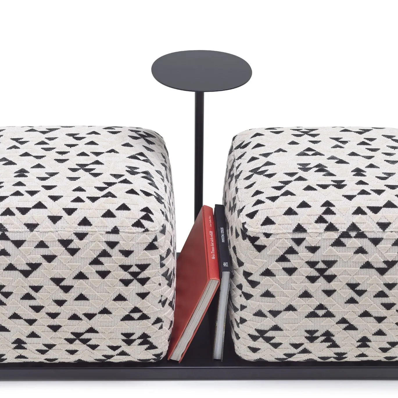 Doppio Pouf bianco e nero Bon Bon con tavolino da caffè