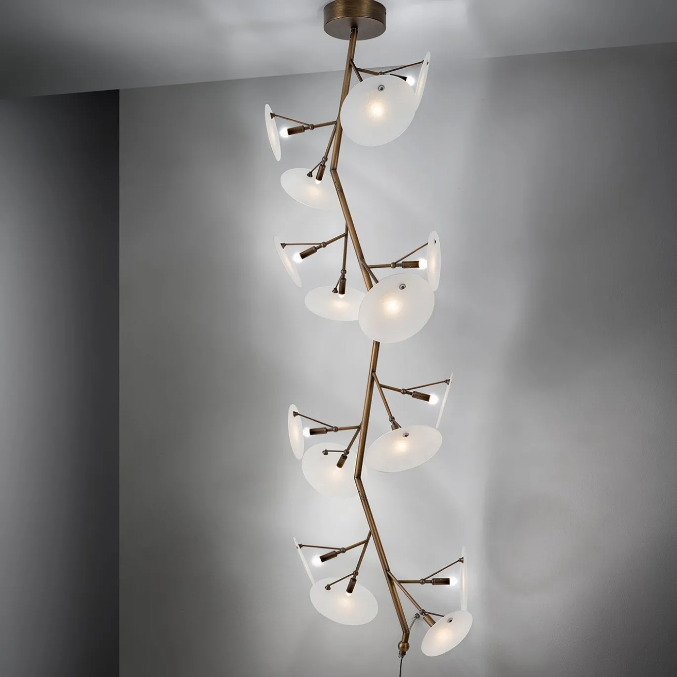 DP Lampadario in vetro e ottone brunito spazzolato