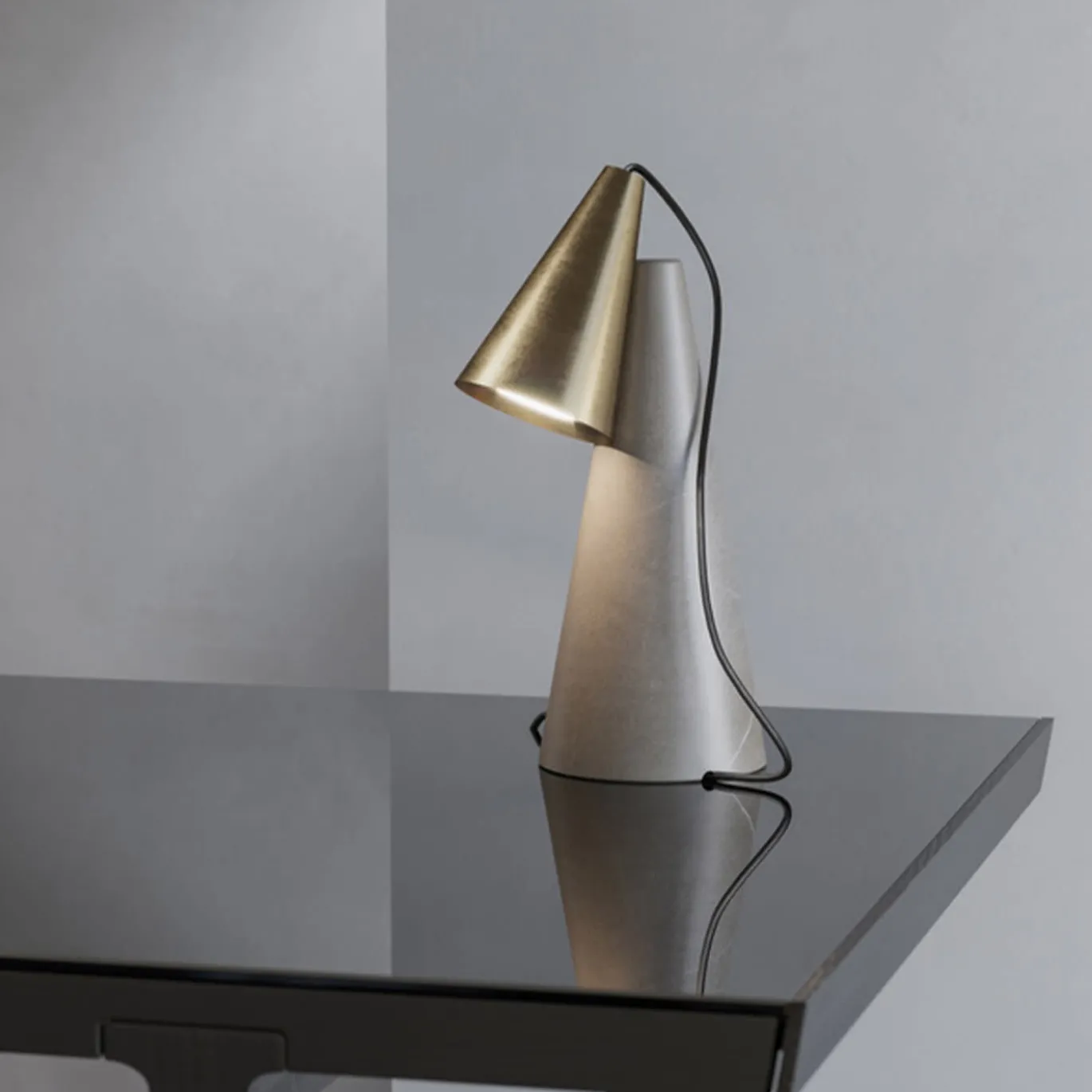 ED038 Lampada da tavolo in pietra grigia e ottone