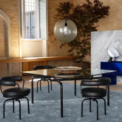 7 Fauteuil Tournant #1, di Charlotte Perriand/Collezione Lc - Struttura e pelle nera Cassina