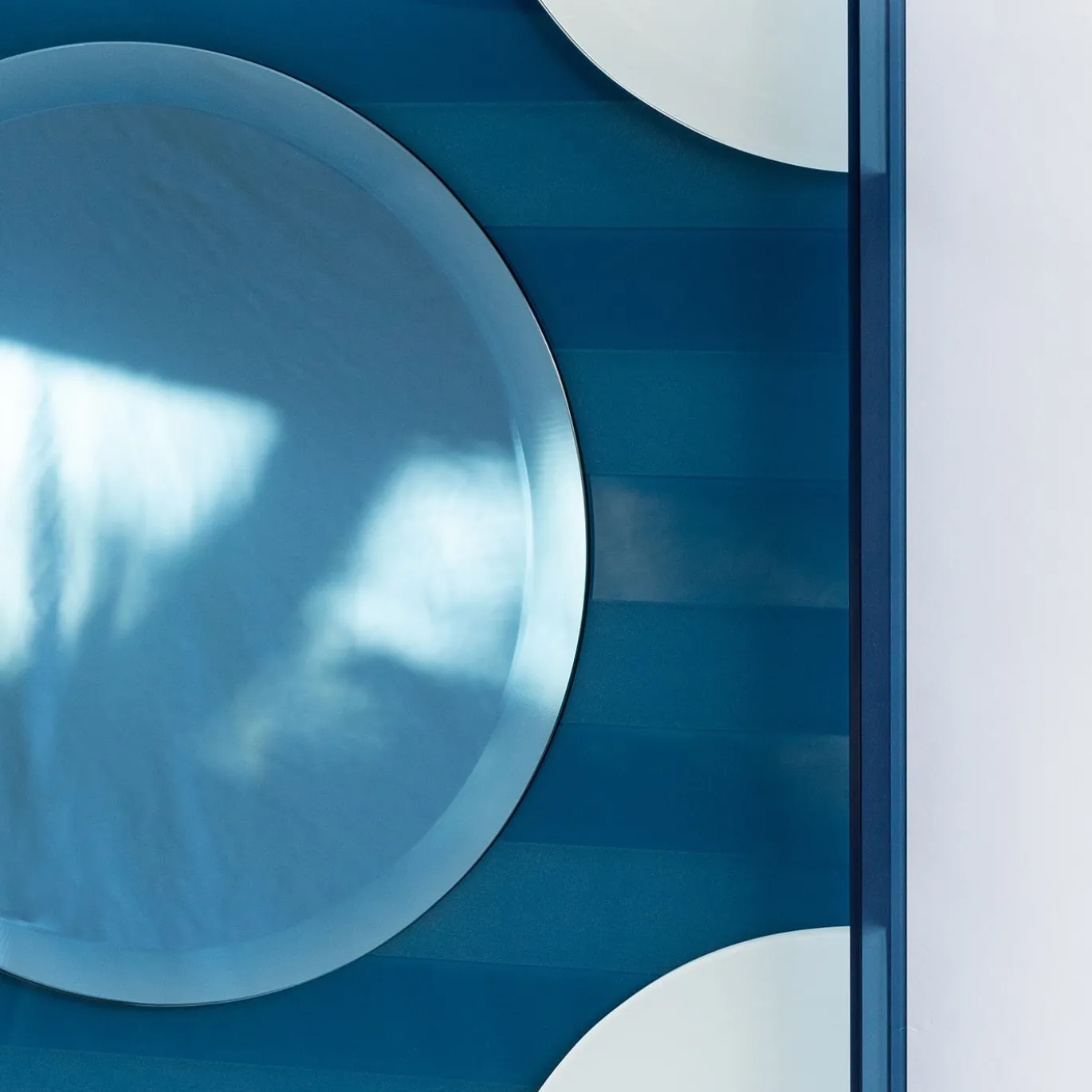 Figure M1 Specchio blu