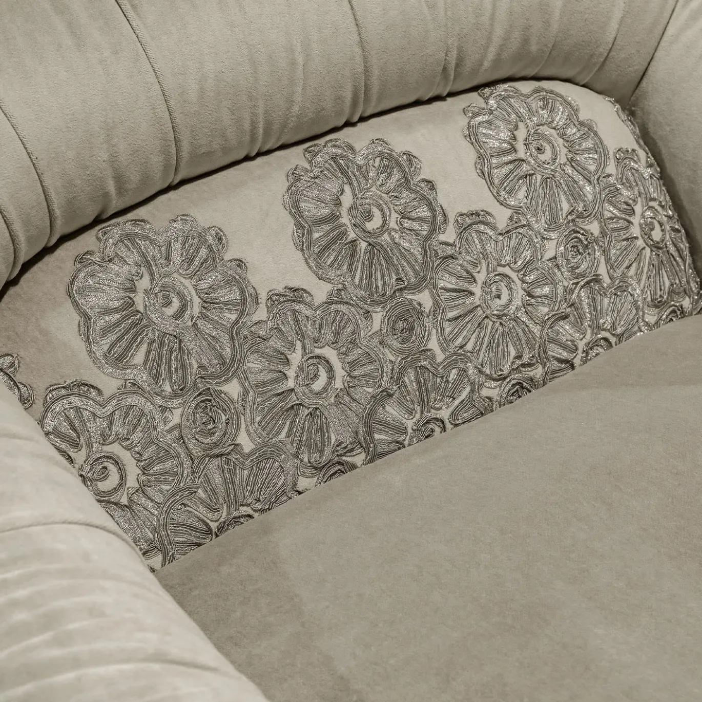 Fiori Chiari Poltrona in tessuto grigio ricamato